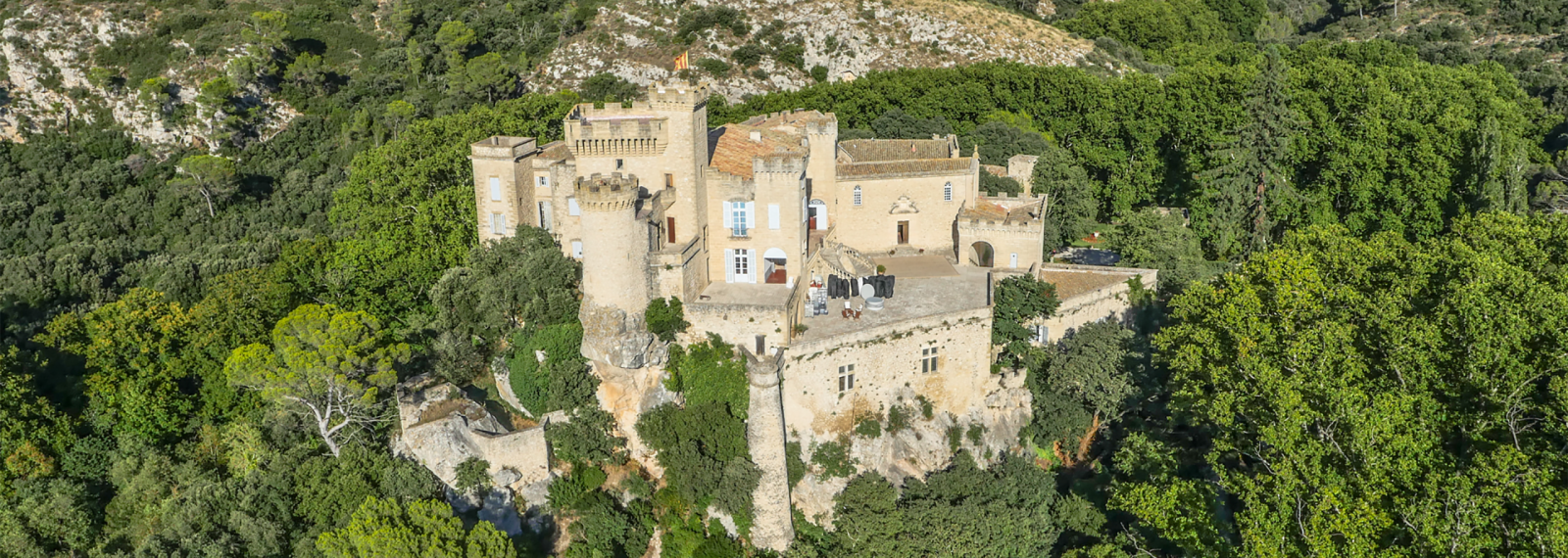 Vue aérienne du château de la Barben